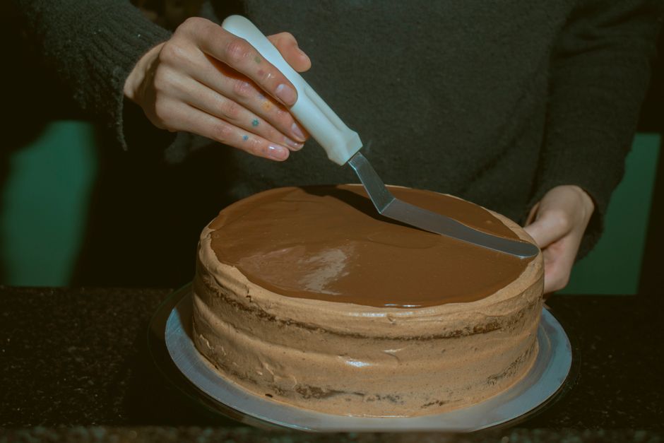 Frissen sült, krémmel díszített torta a Done Keba műhelyéből